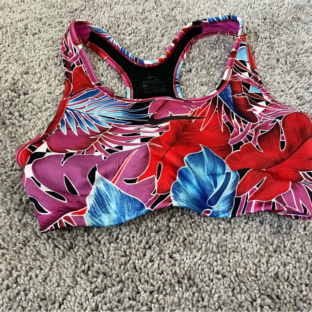 Nike Swoosh medium support sports bra